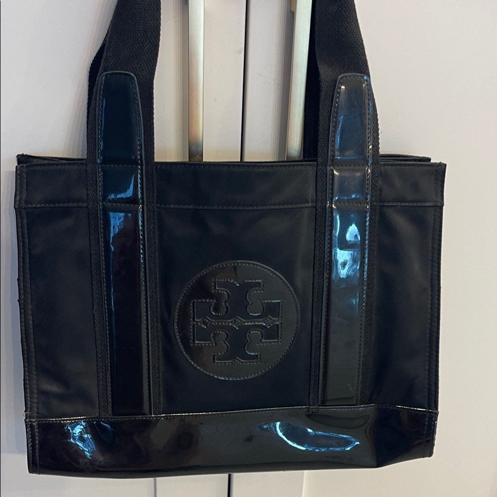 Authentic Tory Burch Ella bag. Small. Great condition. No rips or tears.